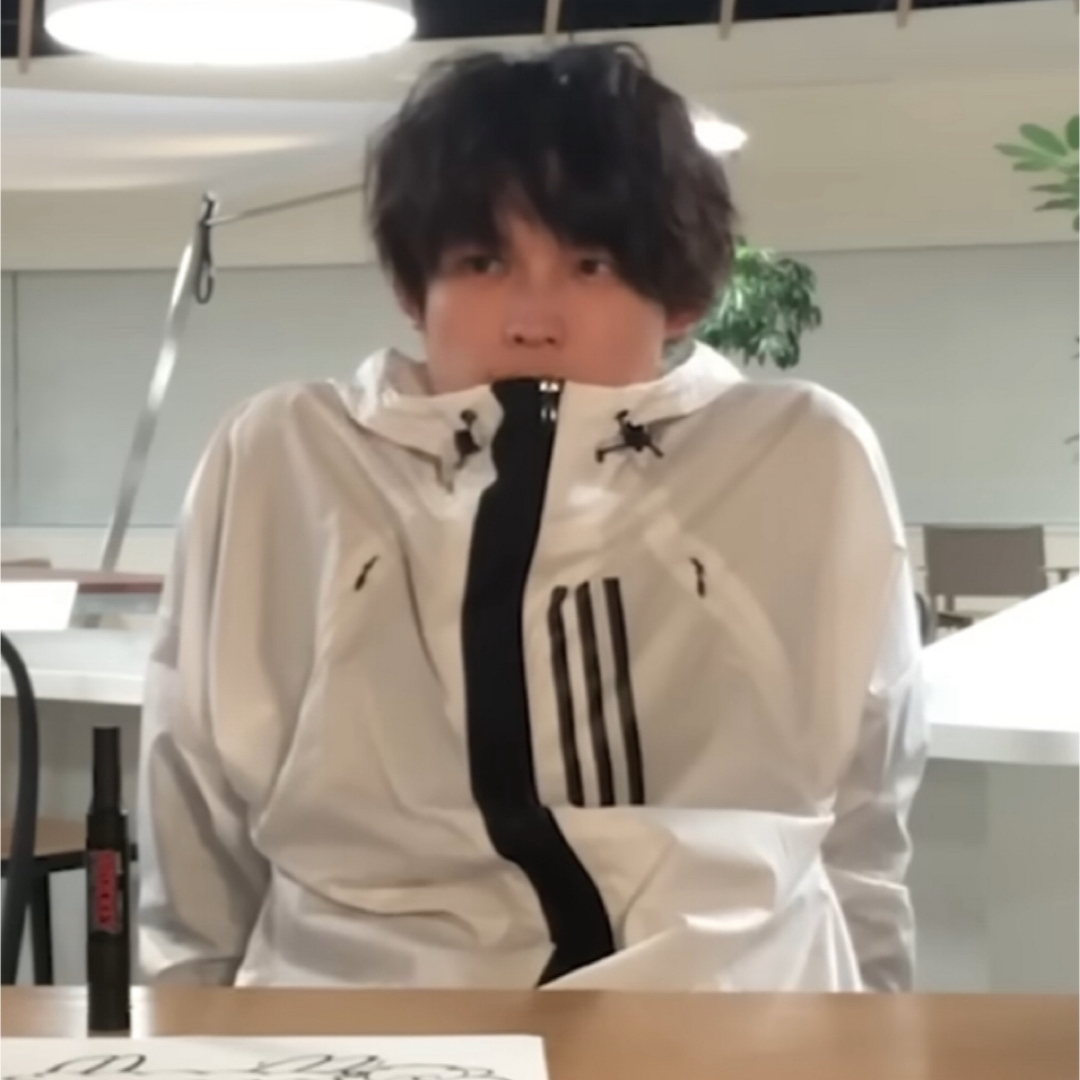 SixTONES 松村北斗着用 adidas ジャージ ウィンドブレーカーの SixTONES 松村北斗着用 adidas ジャージ ウィンドブレーカーの