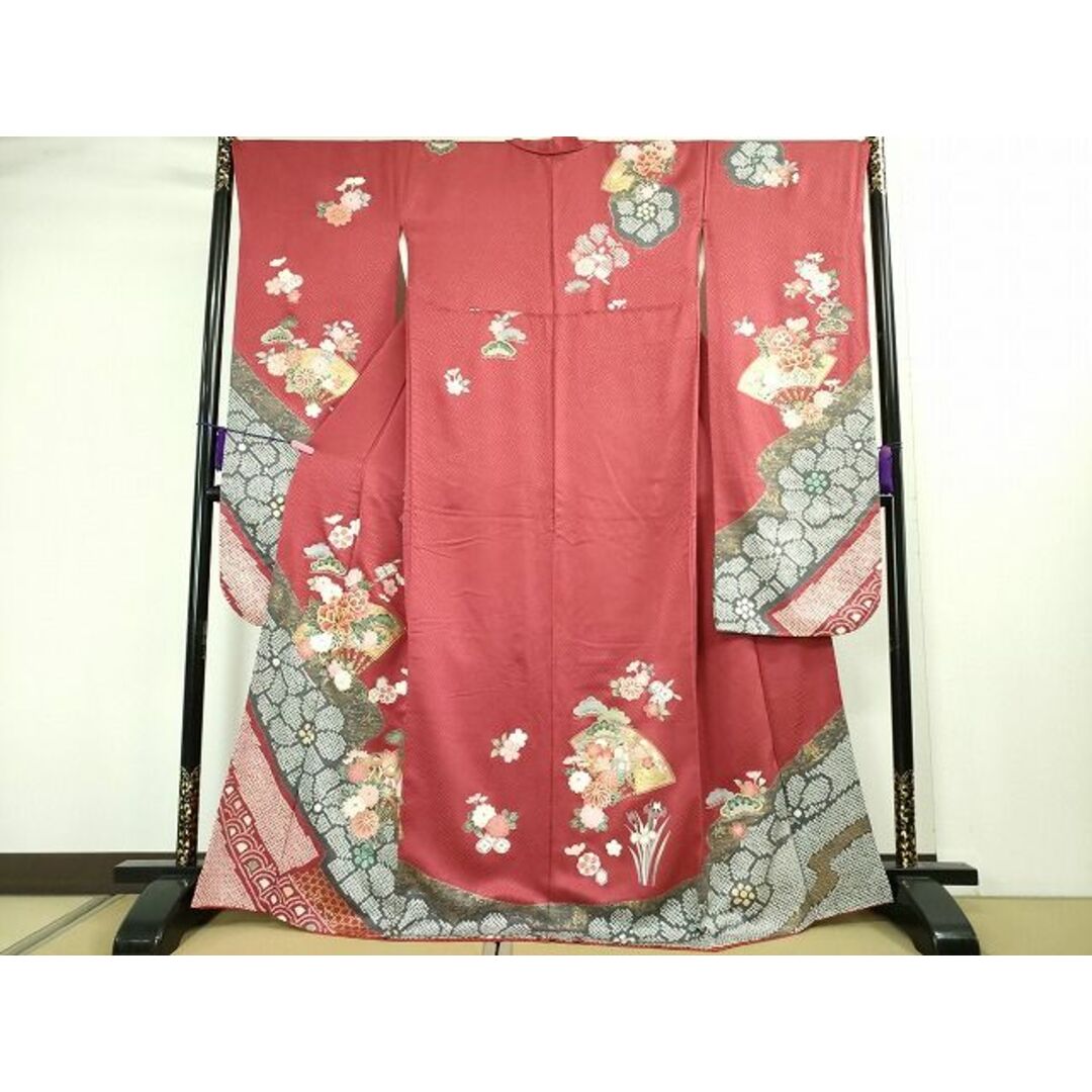 豪華赤地に白梅ゴールド扇金駒刺繍振袖 興味深い