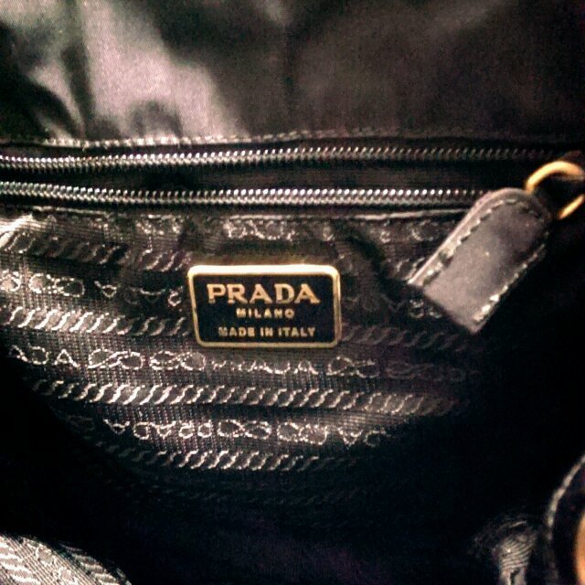 PRADA(プラダ)の値下♥正規品ＰＲＡＤＡ刺繍ロゴ黒リュック レディースのバッグ(リュック/バックパック)の商品写真