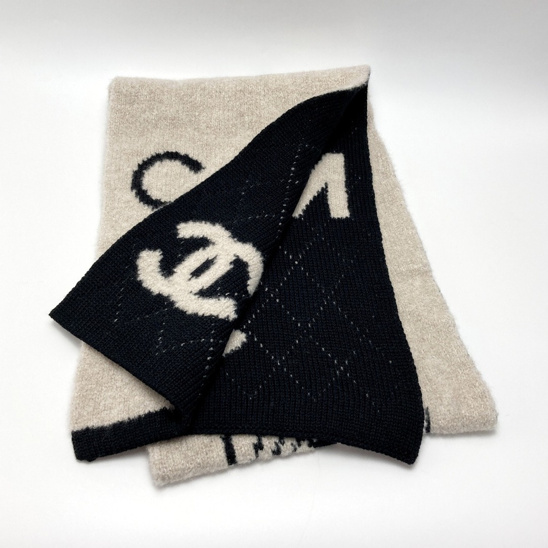 CHANEL - CHANEL シャネル ロゴ カメリア マフラー ベージュ CHANEL - CHANEL シャネル ロゴ カメリア マフラー ベージュ