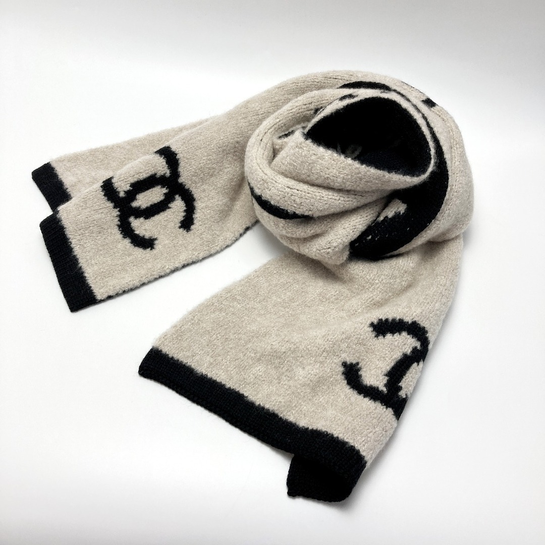 CHANEL - CHANEL シャネル ロゴ カメリア マフラー ベージュ CHANEL - CHANEL シャネル ロゴ カメリア マフラー ベージュ
