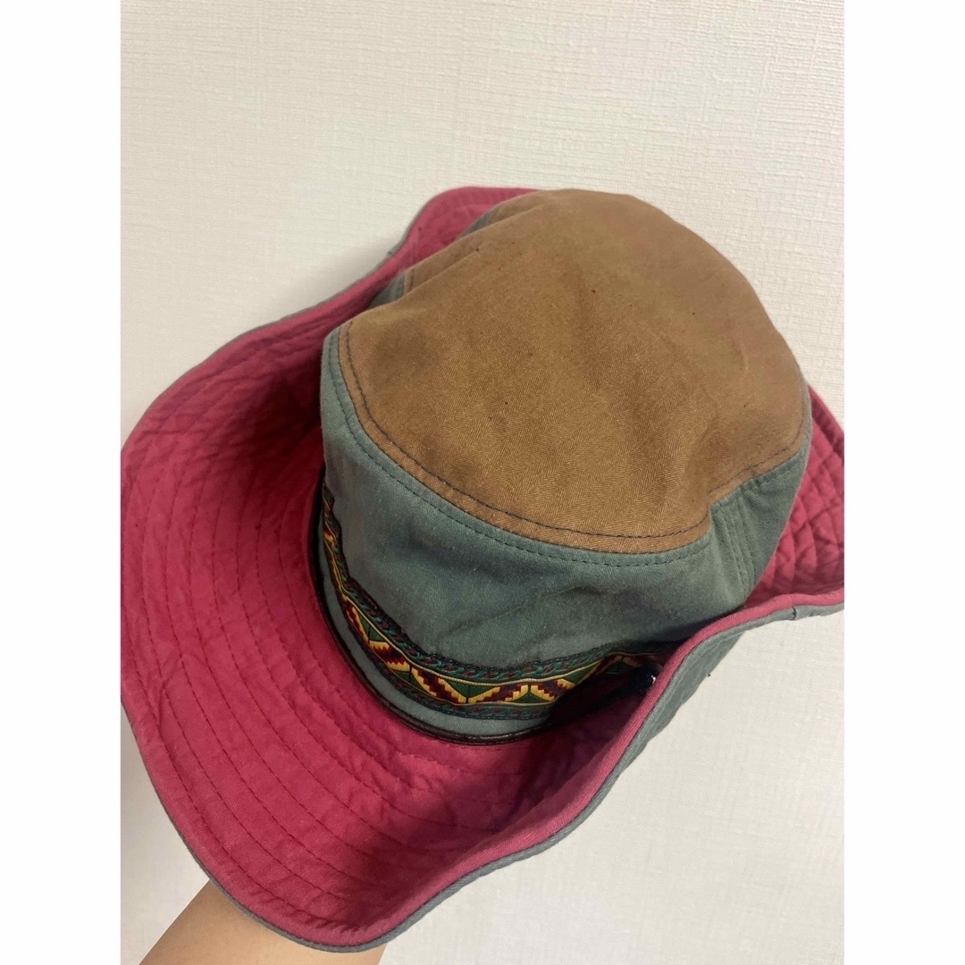 未使用　アウトドア 緑と赤 カラフル刺繍チロリアンテープ付き　ユニセックス レディースの帽子(ハット)の商品写真