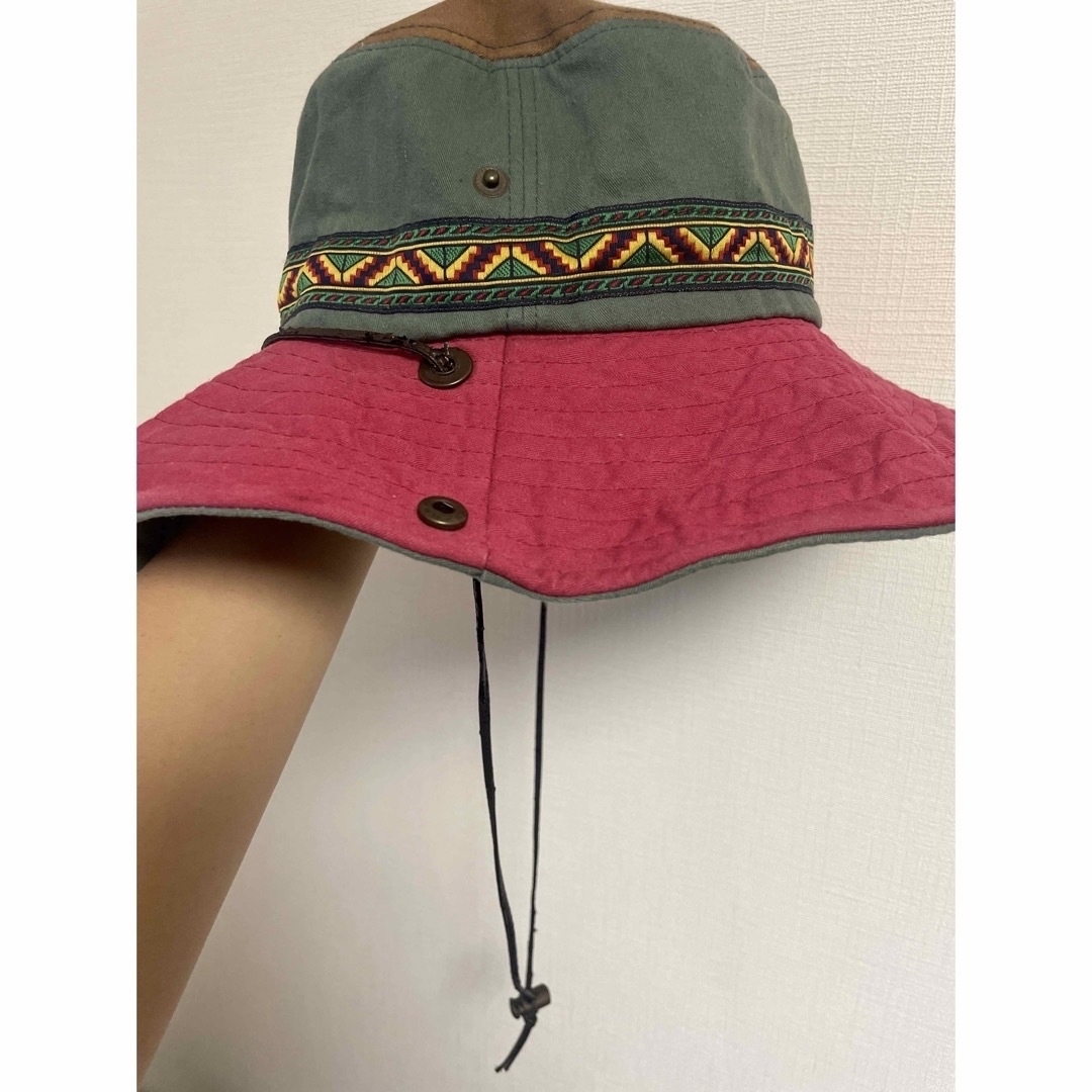 未使用　アウトドア 緑と赤 カラフル刺繍チロリアンテープ付き　ユニセックス レディースの帽子(ハット)の商品写真