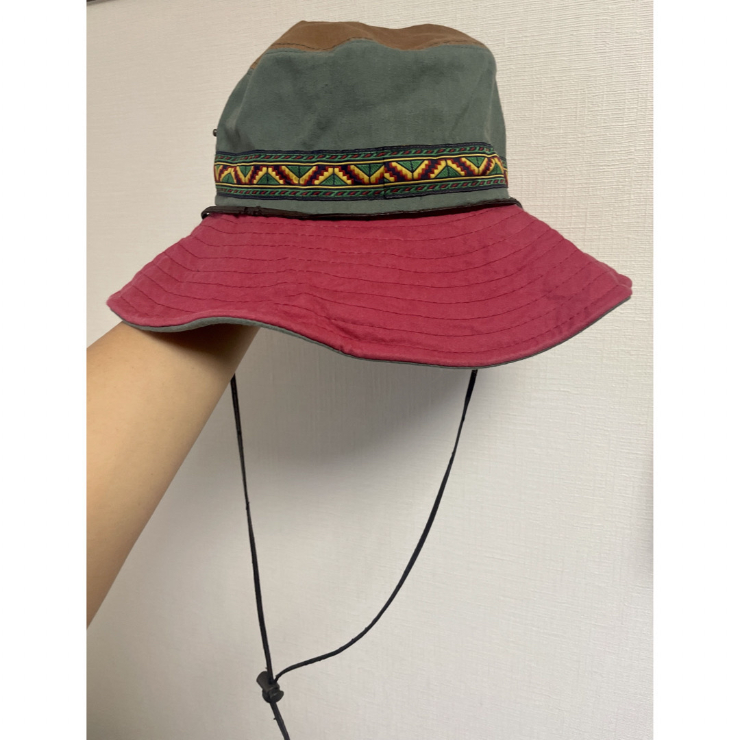 未使用　アウトドア 緑と赤 カラフル刺繍チロリアンテープ付き　ユニセックス レディースの帽子(ハット)の商品写真