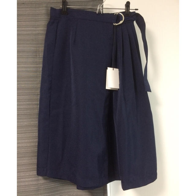 GRL(グレイル)の新品タグ付き グレイル プリーツ切り替えベルト付きラップスカート レディースのスカート(ひざ丈スカート)の商品写真