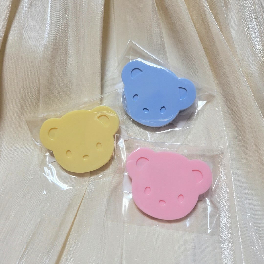 familiar(ファミリア)のfamiliar ファミリア ピンクマ ピンク ブルー イエロー レディースのアクセサリー(ブローチ/コサージュ)の商品写真