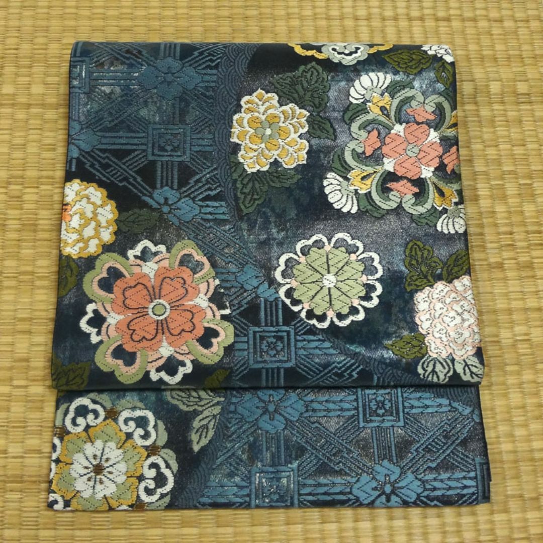 紺色のラメ糸織りに花丸文　袋帯