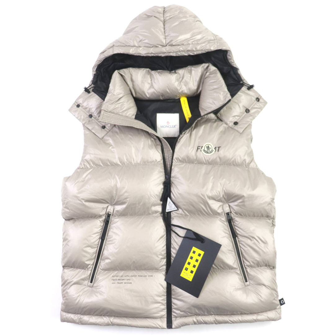 未使用品▼MONCLER GENIUS 7 モンクレール ジーニアス 7 FRAGMENT フラグメント 23AW MARSH フード・ロゴワッペン付き バックプリント WZIP ダウンベスト グレージュ 2 ハンガー・ガーメント付き 正規品 メンズ