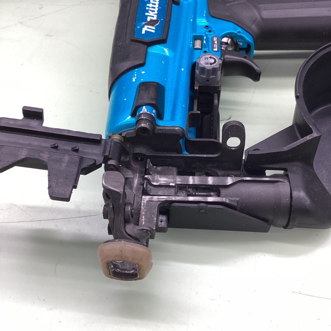 ☆マキタ(makita) 高圧エアネジ打ち機 AR411HRM【越谷店】 ☆マキタ(makita) 高圧エアネジ打ち機 AR411HRM【越谷店】