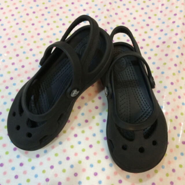 crocs(クロックス)のクロックス 16.5㎝ サンダル ブラック c9 crocs キッズ/ベビー/マタニティのキッズ靴/シューズ(15cm~)(サンダル)の商品写真
