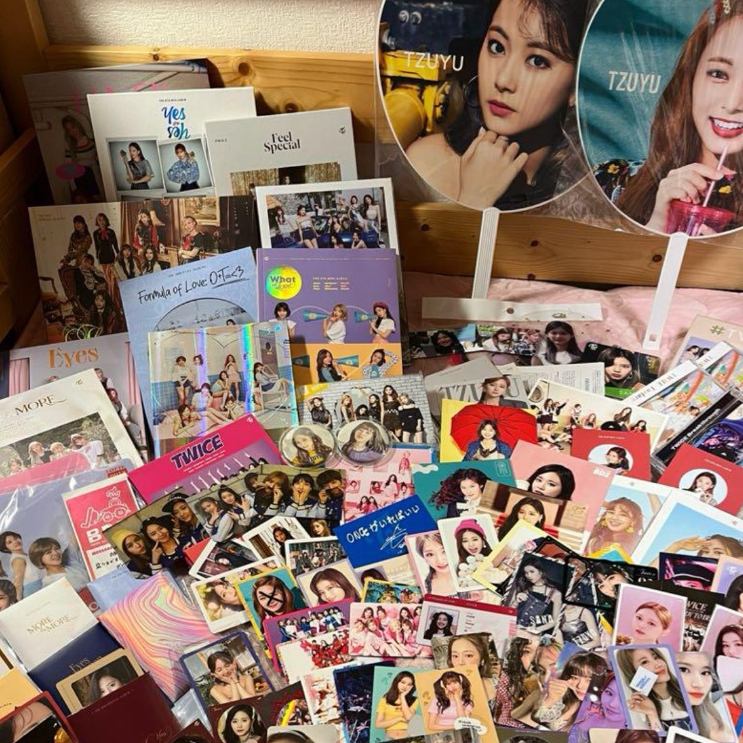 半額以下‼️ TWICE まとめ売り 等し アルバム、ペンライト、うちわ等 半額以下‼️ TWICE まとめ売り 等し アルバム、ペンライト、うちわ等