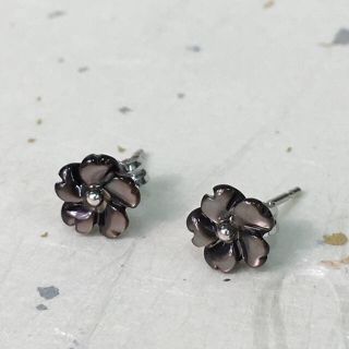 【新品】黒蝶貝のさくらピアス(ピアス)