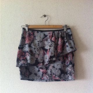 ベルシュカ(Bershka)のペプラム花柄スカート(ミニスカート)