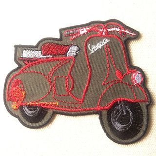 【送料込み】新品☆Vespa（ベスパ）のアイロンワッペン （ダイカット刺繍赤）(その他)
