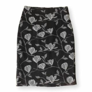 ローラアシュレイ(LAURA ASHLEY)の【新品同様】ローラアシュレイ スカート UK8 7号 黒 バラ柄★未使用に近い★(ひざ丈スカート)