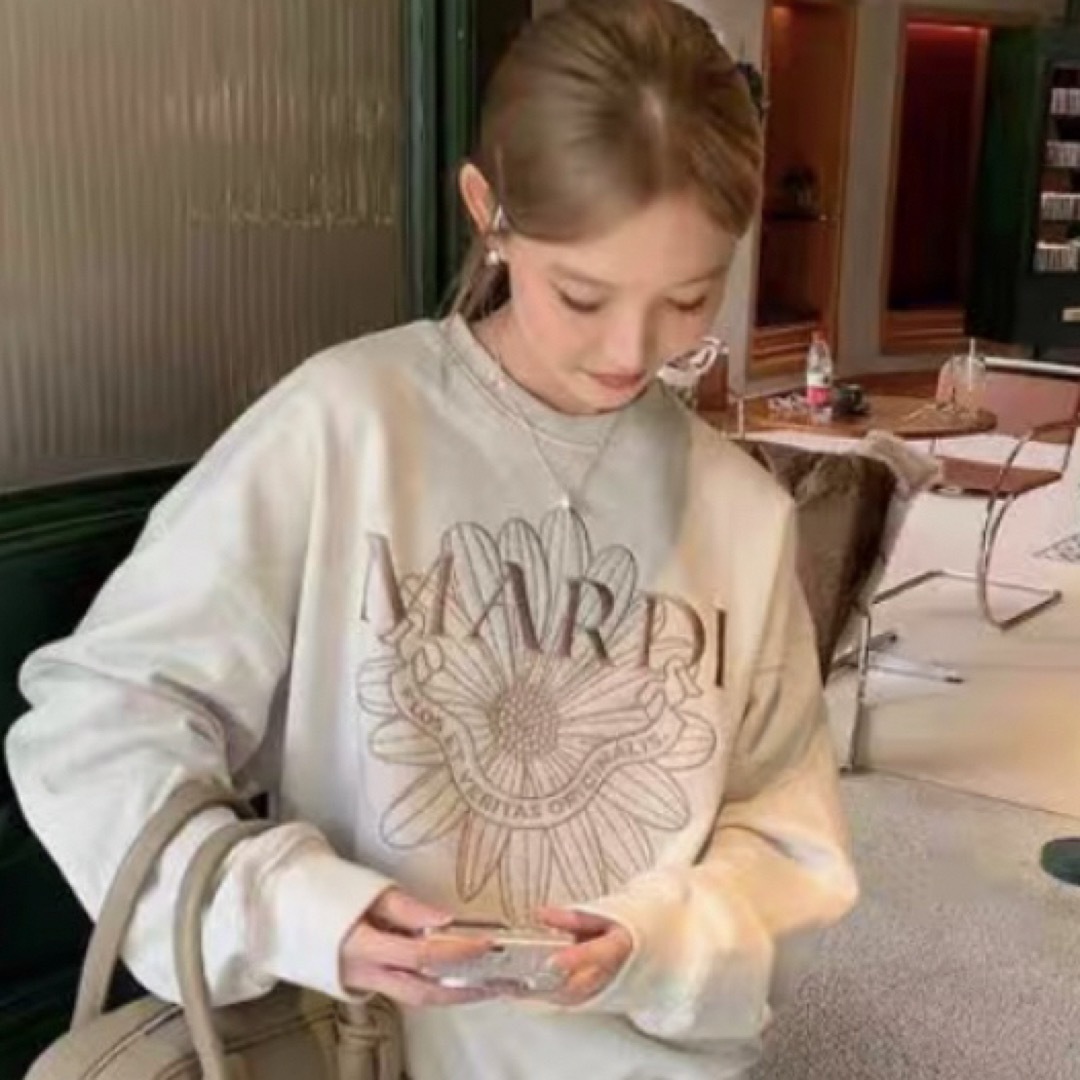 Mardi Mercredi 今期新作デザイン 刺繍 スウェット ブラウンの Mardi Mercredi 今期新作デザイン 刺繍 スウェット ブラウンの