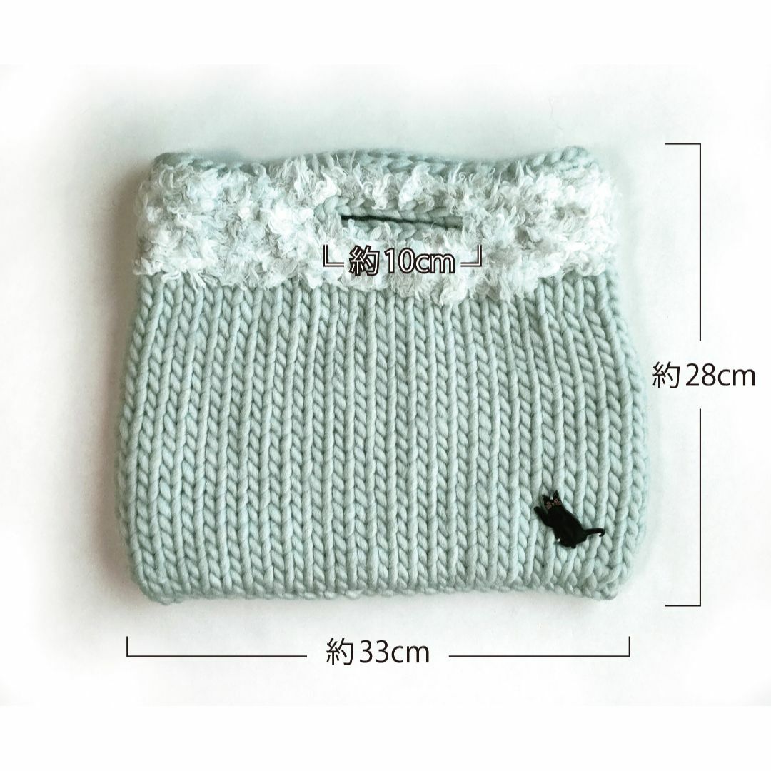 猫 チャーム付 ぺたんこバッグ 水色 毛糸 ハンドメイド ハンドメイドのファッション小物(バッグ)の商品写真