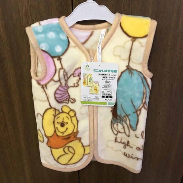 Disney(ディズニー)の【新品】Disney ミニかいまき毛布 プーさん キッズ/ベビー/マタニティのベビー服(~85cm)(パジャマ)の商品写真