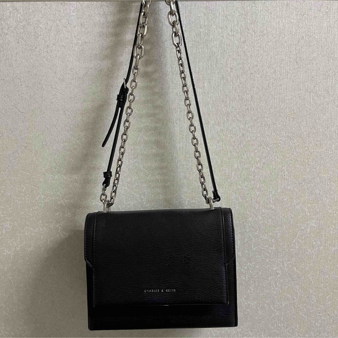 Charles and Keith - フロントフラップ チェーンハンドルクロス Charles and Keith - フロントフラップ チェーンハンドルクロス