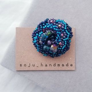 たまなな様専用です　セルリアンブルーのブローチ　ビーズ刺繍(コサージュ/ブローチ)