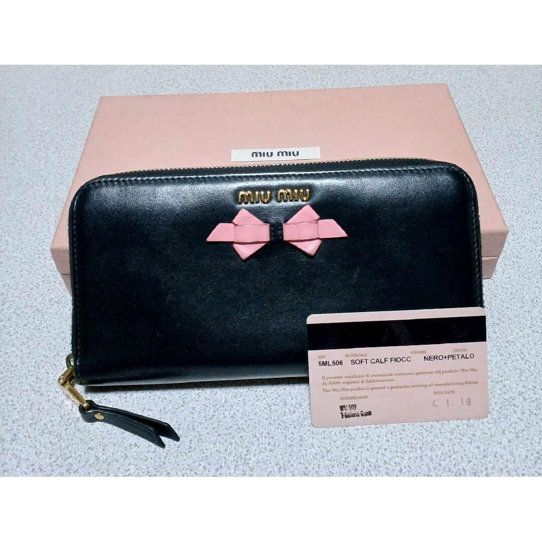 MIU MIU - MiuMiu ミュウミュウ リボン モチーフ ラウンド MIU MIU - MiuMiu ミュウミュウ リボン モチーフ ラウンド