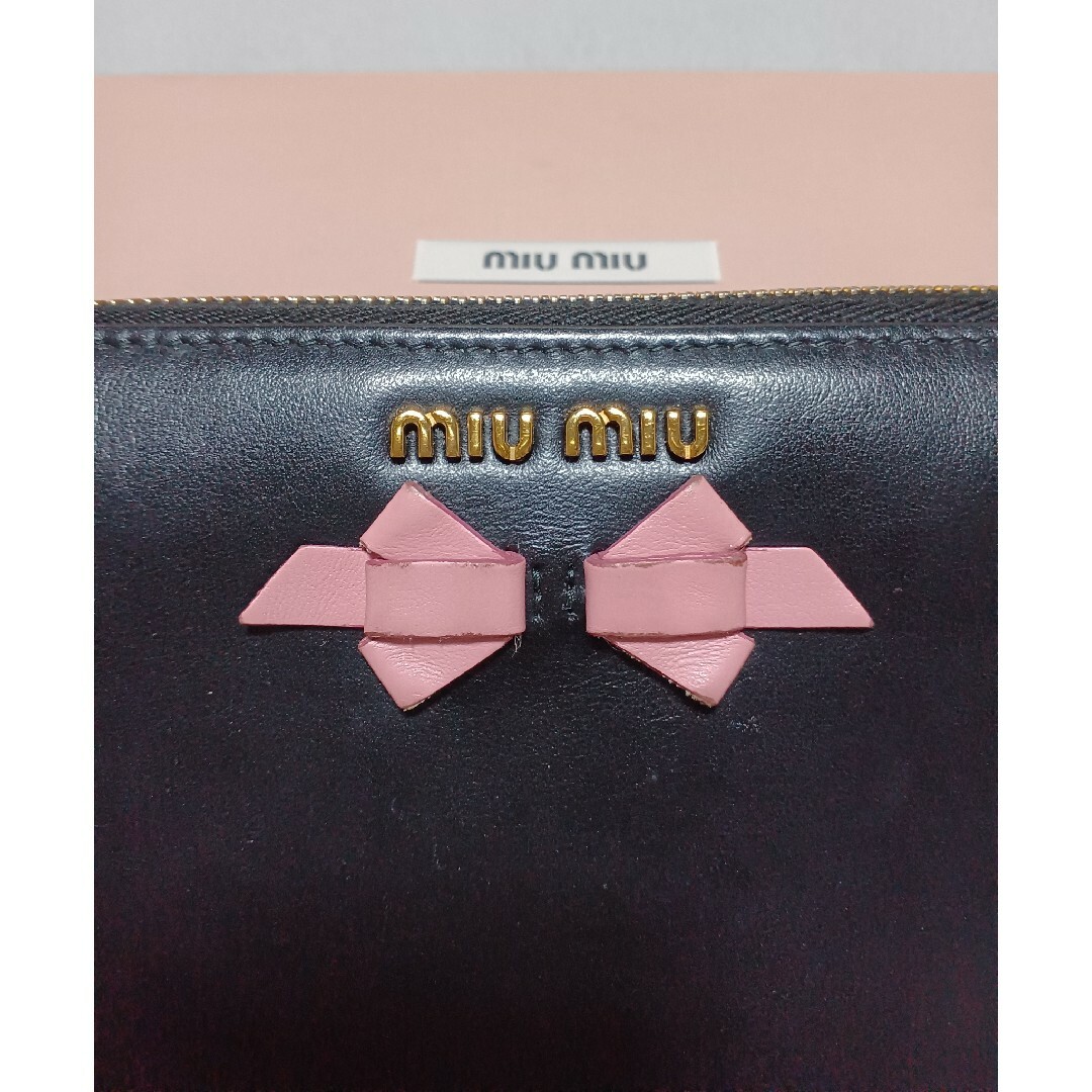 MIU MIU - MiuMiu ミュウミュウ リボン モチーフ ラウンド MIU MIU - MiuMiu ミュウミュウ リボン モチーフ ラウンド
