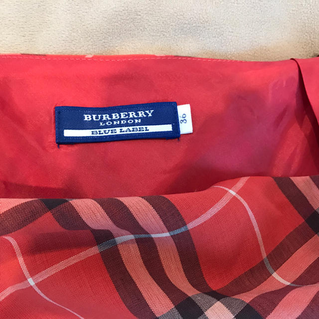 BURBERRY(バーバリー)のバーバリーブルーレーベルの赤チェックスカート❣️ レディースのスカート(ひざ丈スカート)の商品写真