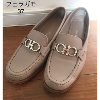 Salvatore Ferragamo(ローファー/革靴 ・ ベージュ系)のフリマ Salvatore Ferragamo(ローファー/革靴 ・ ベージュ系)のフリマ