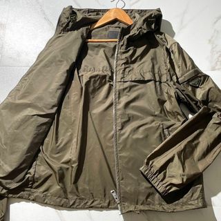 PRADA - 極美品⭐️PRADA 三角ロゴ ナイロンパーカー グリーン PRADA - 極美品⭐️PRADA 三角ロゴ ナイロンパーカー グリーン