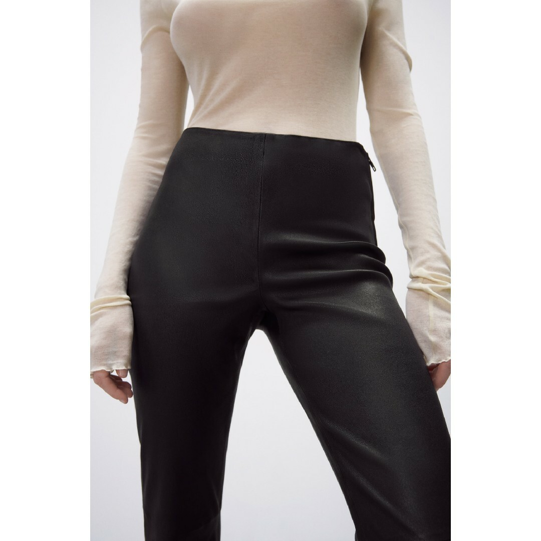 ZARA - ZARA クロップド フレアレザーパンツ Sサイズ ブラックの ZARA - ZARA クロップド フレアレザーパンツ Sサイズ ブラックの
