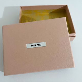 MIU MIU(小物入れ)のフリマアイテム一覧 MIU MIU(小物入れ)のフリマアイテム一覧