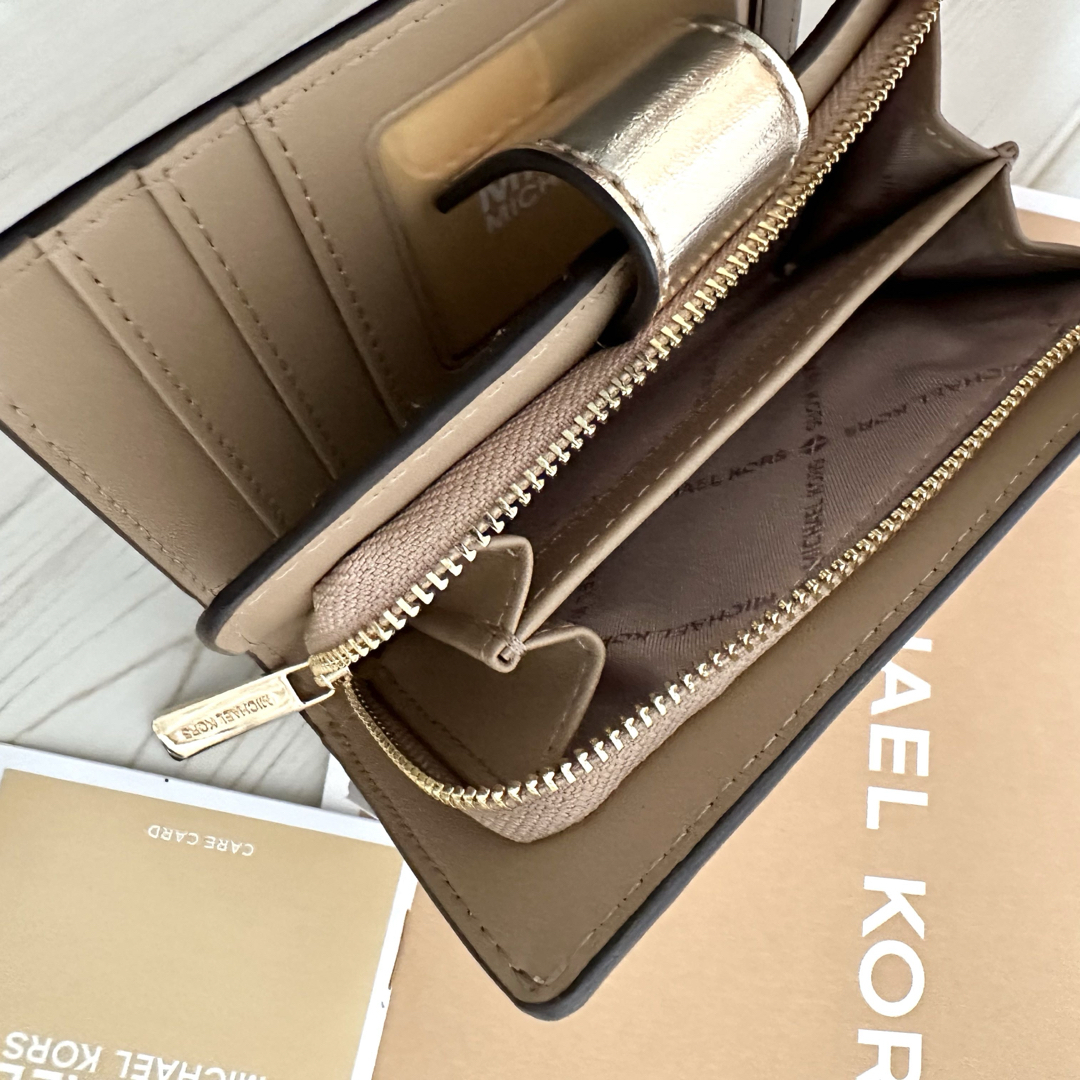 MICHAEL KORS - 新品 MICHAEL KORS 折り財布 ゴールド 二つ折り MICHAEL KORS - 新品 MICHAEL KORS 折り財布 ゴールド 二つ折り
