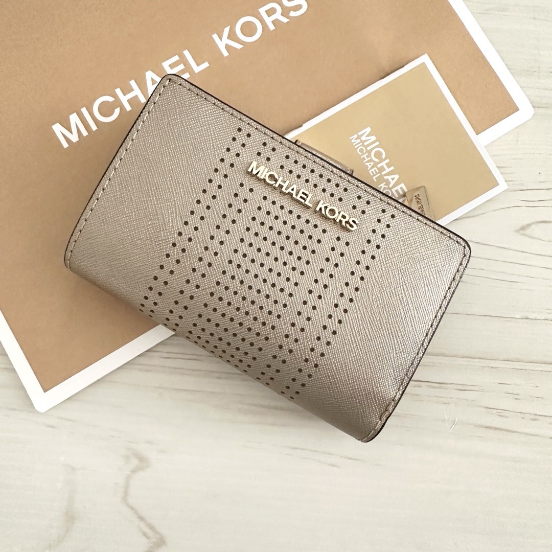 MICHAEL KORS - 新品 MICHAEL KORS 折り財布 ゴールド 二つ折り MICHAEL KORS - 新品 MICHAEL KORS 折り財布 ゴールド 二つ折り