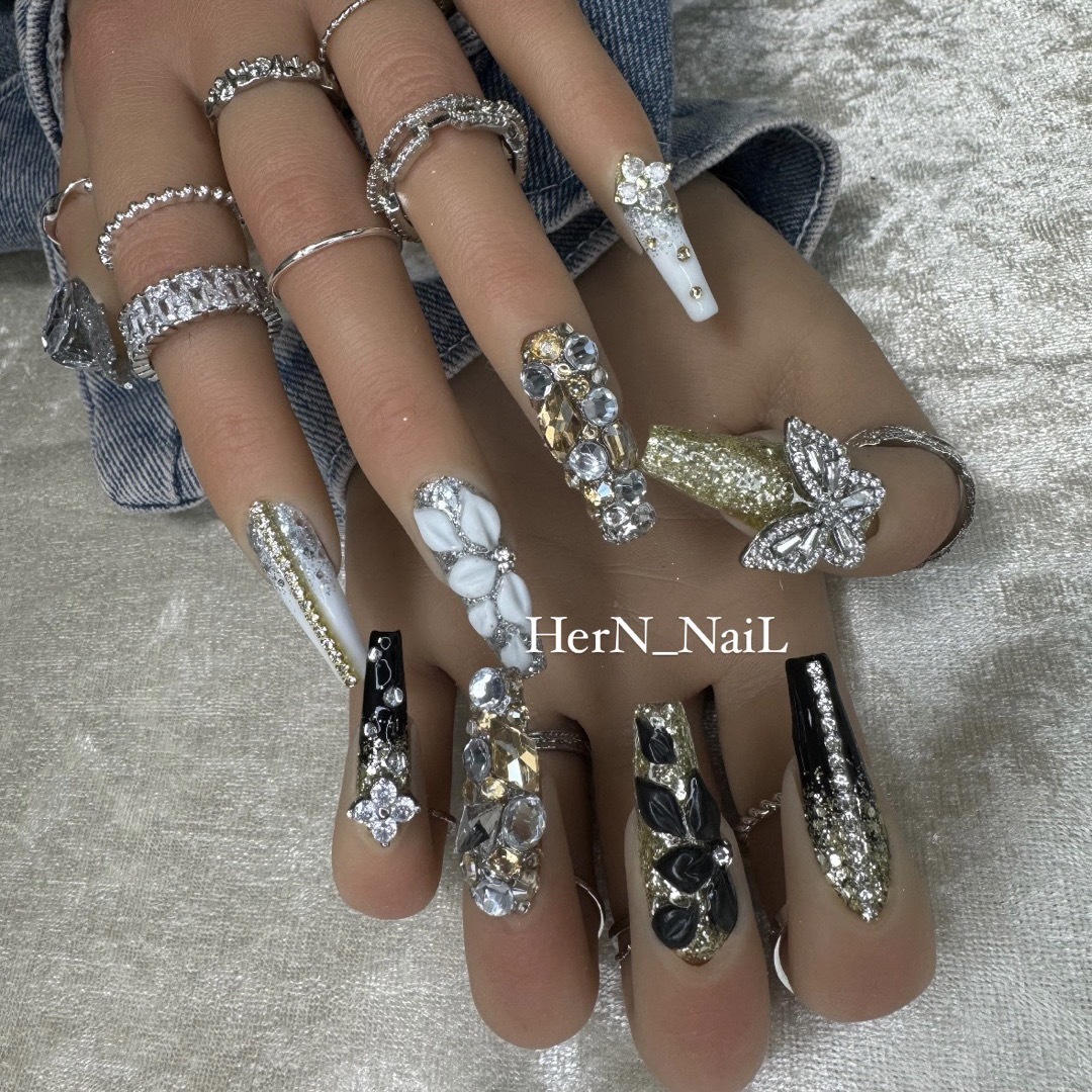 ネイルチップ ハンドメイド 成人式 黒 白 ゴールド 辛く ネイルチップ ハンドメイド 成人式 黒 白 ゴールド 辛く