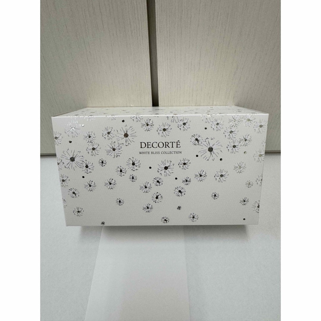 新品】コスメデコルテ クリスマス コフレ 限定 DECORTÉ 2024 新品】コスメデコルテ クリスマス コフレ 限定 DECORTÉ 2024