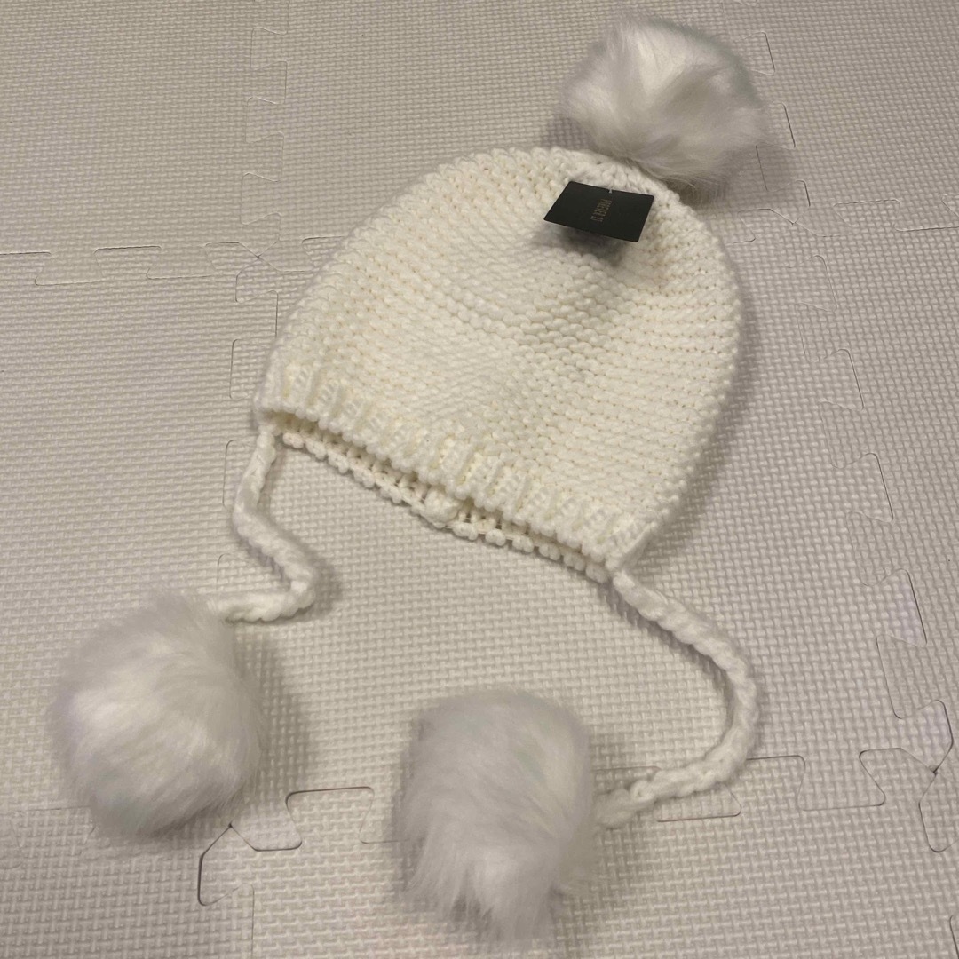 FOREVER 21(フォーエバートゥエンティーワン)のボンボン付きニット帽 キッズ/ベビー/マタニティのこども用ファッション小物(帽子)の商品写真