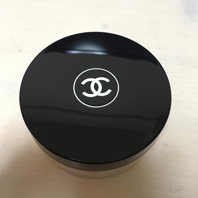 CHANEL(シャネル)のプードゥルユニヴェルセルリーブル♯20 コスメ/美容のベースメイク/化粧品(フェイスパウダー)の商品写真