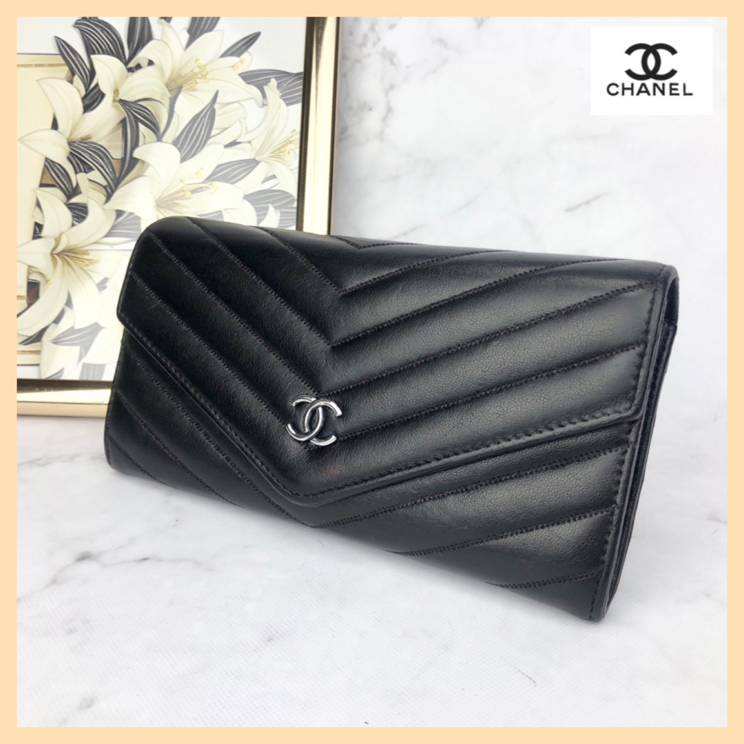 シャネル19番 Chanel 19 handbag, Shiny lambskin, gold-tone, silver-tone