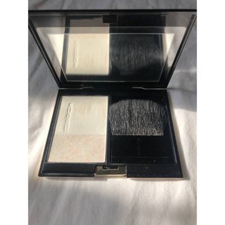 スック(SUQQU)の限定101 ライティングスノウ SUQQU リタッチプレストパウダー チーク (フェイスパウダー)