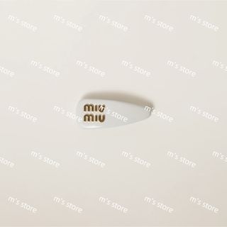 MIU MIU(ヘアアクセサリー ・ ホワイト/白色系)のフリマ MIU MIU(ヘアアクセサリー ・ ホワイト/白色系)のフリマ