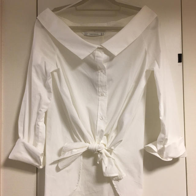 ZARA(ザラ)のオフショルダー シャツ レディースのトップス(シャツ/ブラウス(長袖/七分))の商品写真