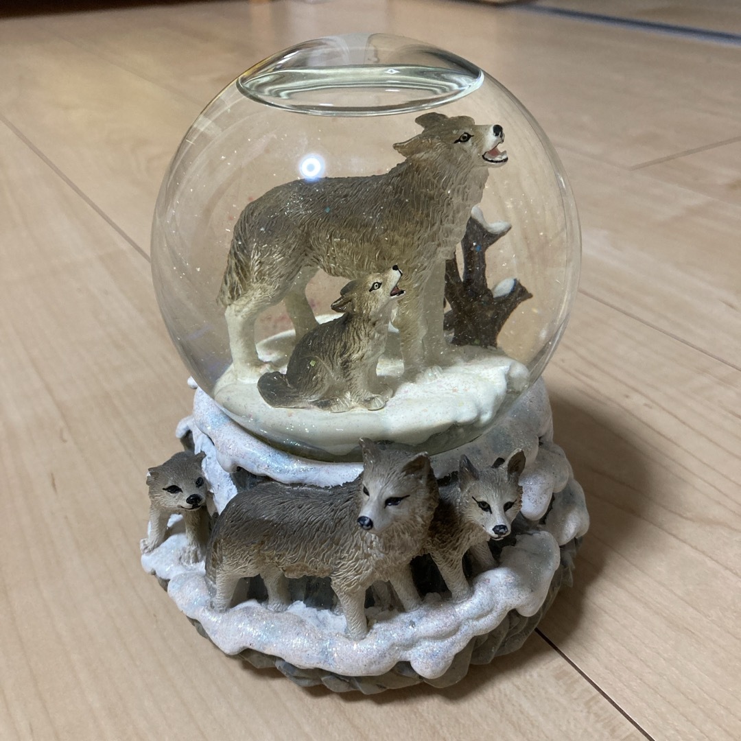 スノードーム オルゴール付き オオカミの通販 by ゆうちゃん|ラクマ スノードーム オルゴール付き オオカミの通販 by ゆうちゃん|ラクマ