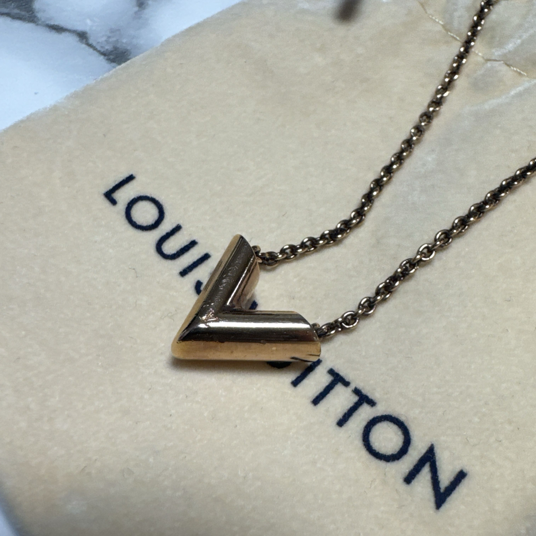 LOUIS VUITTON - LOUIS VUITTON エッセンシャル Vネックレス LOUIS VUITTON - LOUIS VUITTON エッセンシャル Vネックレス