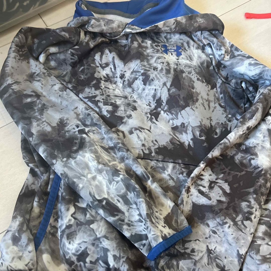 UNDER ARMOUR(アンダーアーマー)のアンダーアーマートップス冬 キッズ/ベビー/マタニティのキッズ服男の子用(90cm~)(Tシャツ/カットソー)の商品写真