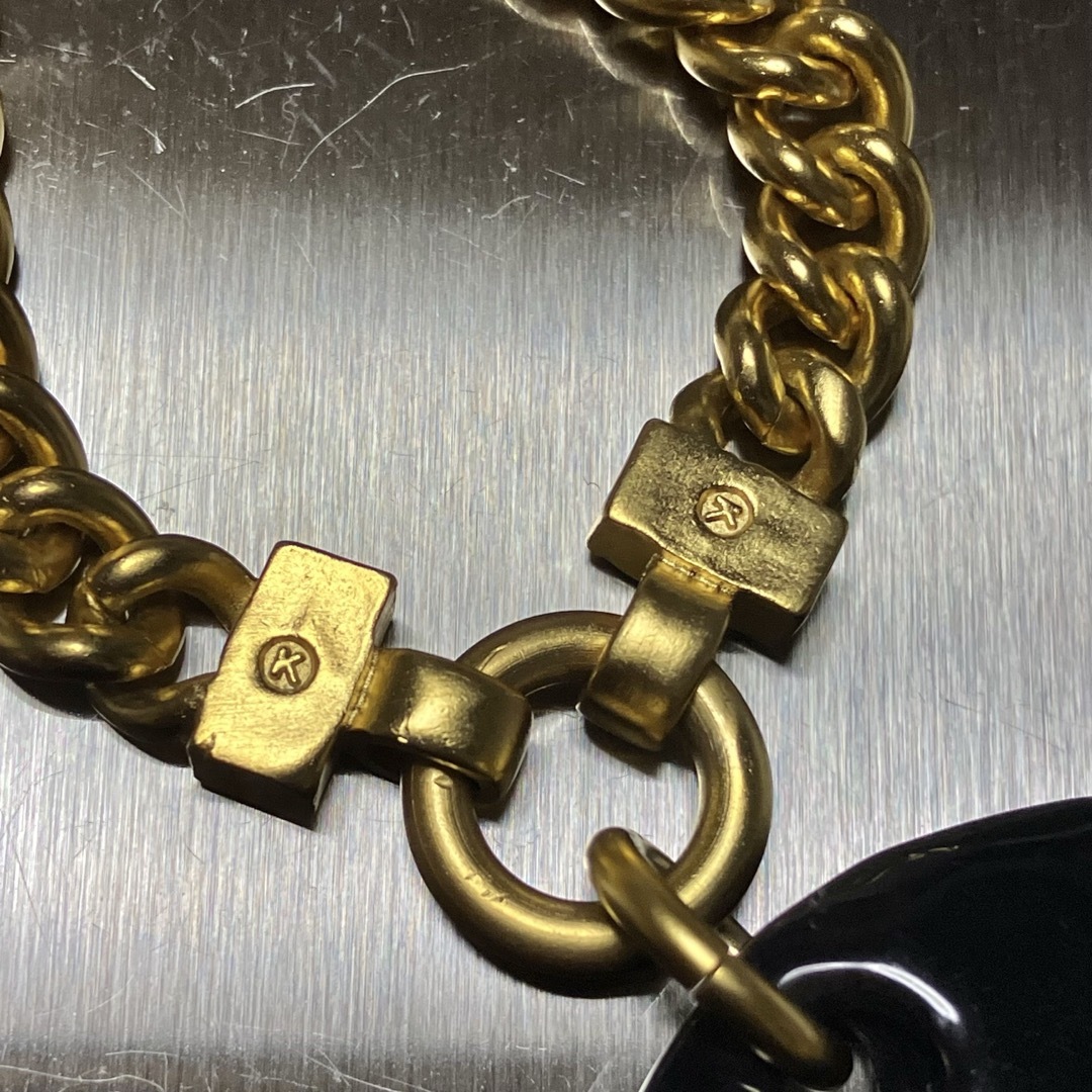 美品 カールラガーフェルド KL 大ぶり ネックレス 金x黒 美品 カールラガーフェルド KL 大ぶり ネックレス 金x黒