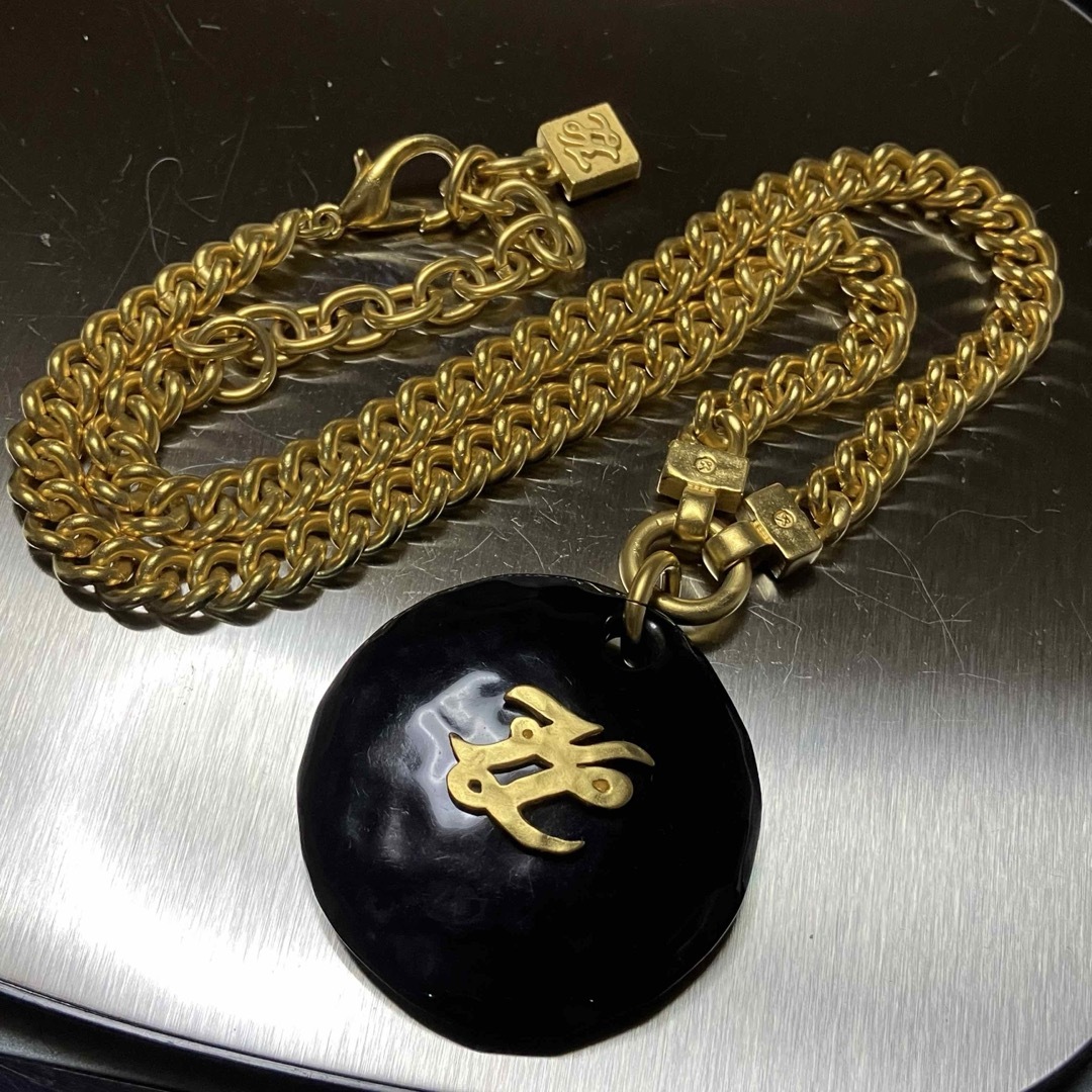 美品 カールラガーフェルド KL 大ぶり ネックレス 金x黒 美品 カールラガーフェルド KL 大ぶり ネックレス 金x黒