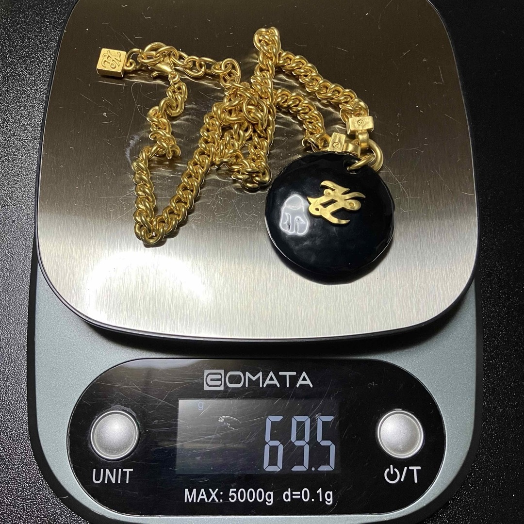 美品 カールラガーフェルド KL 大ぶり ネックレス 金x黒 美品 カールラガーフェルド KL 大ぶり ネックレス 金x黒