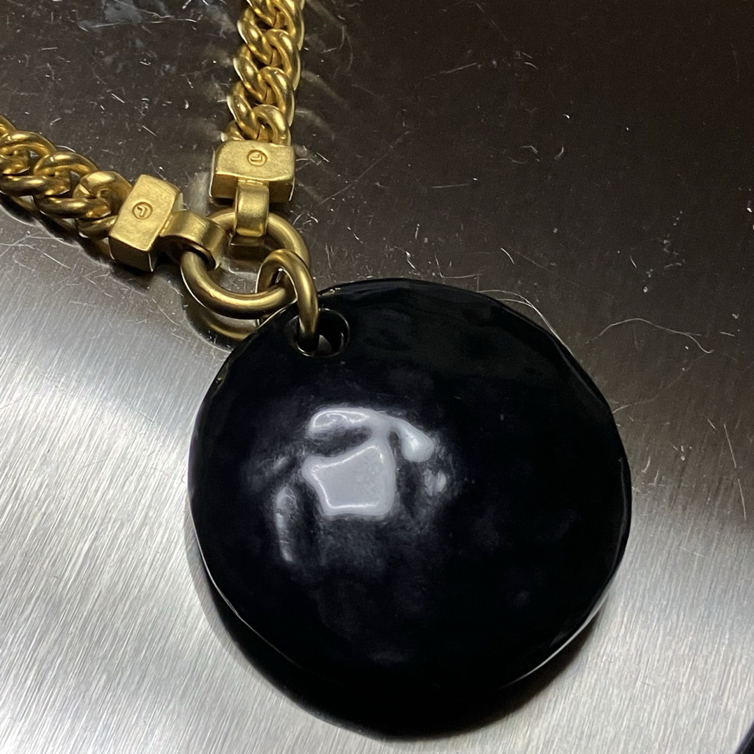 美品 カールラガーフェルド KL 大ぶり ネックレス 金x黒 美品 カールラガーフェルド KL 大ぶり ネックレス 金x黒