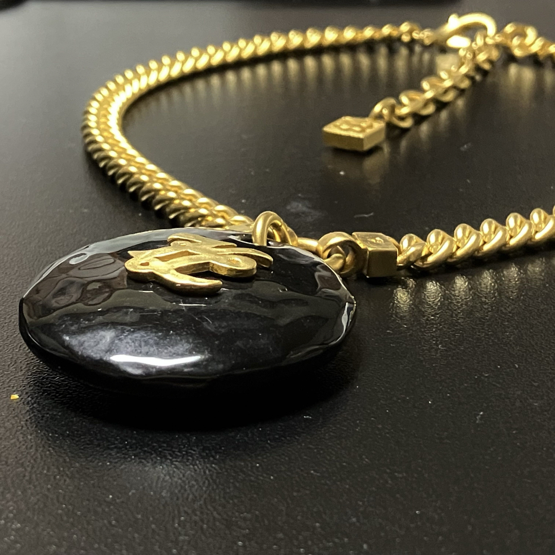 美品 カールラガーフェルド KL 大ぶり ネックレス 金x黒 美品 カールラガーフェルド KL 大ぶり ネックレス 金x黒