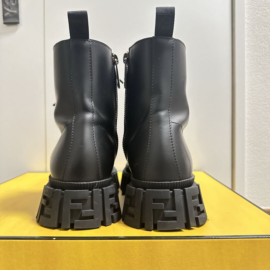 FENDI - FENDI フォース アンクルブーツFFロゴ入り ブラック FENDI - FENDI フォース アンクルブーツFFロゴ入り ブラック